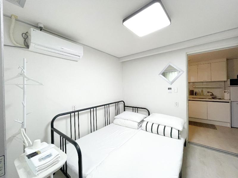 W Premium Airport Guesthouse image