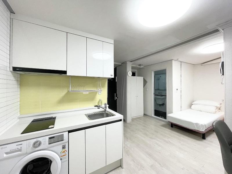 W Premium Airport Guesthouse image