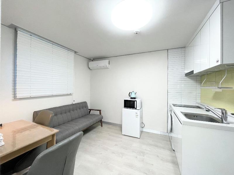 W Premium Airport Guesthouse image