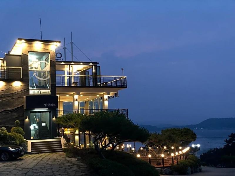 Hotel Hue Loft image