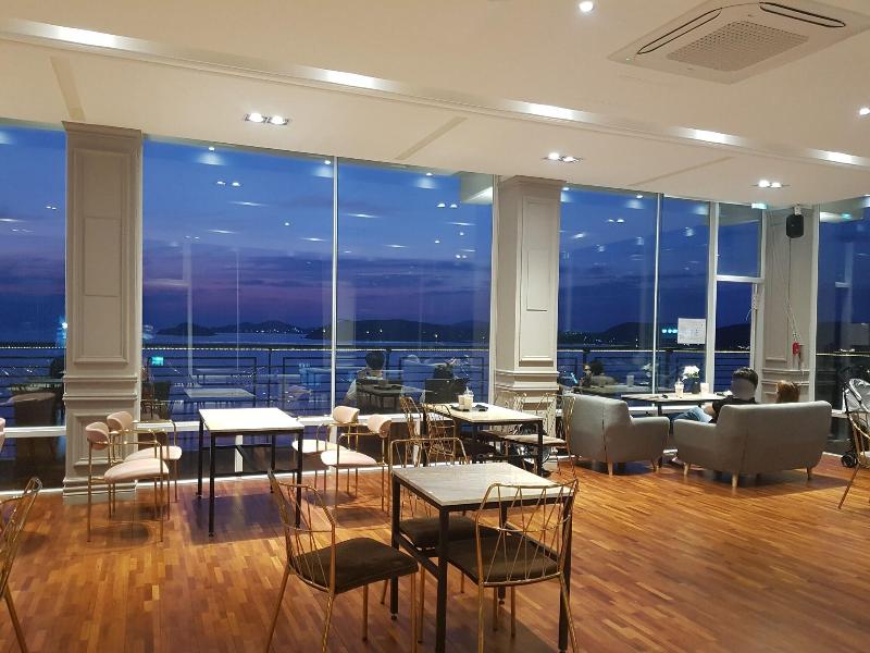 Hotel Hue Loft image
