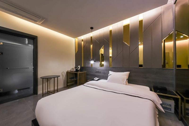 Divine Hotel image