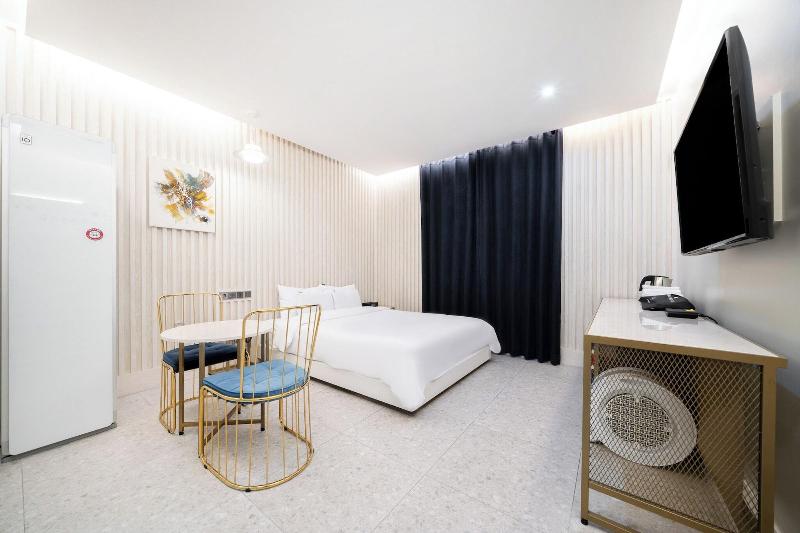 Divine Hotel image