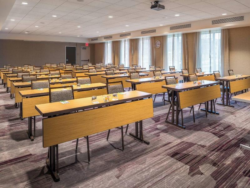 Courtyard By Marriott Detroit Farmington image