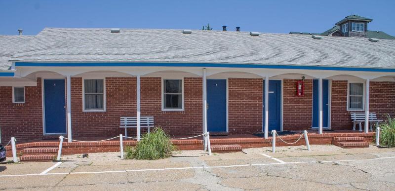 Colonial Inn Motel image