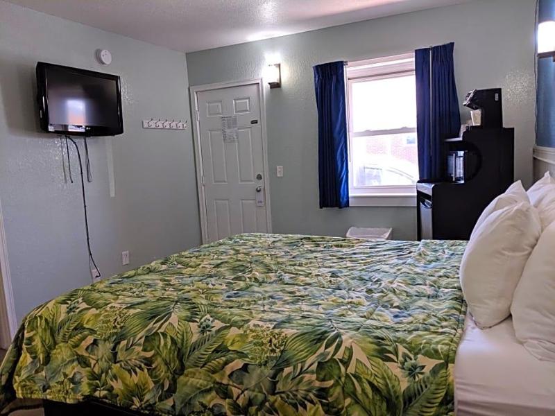 Colonial Inn Motel image