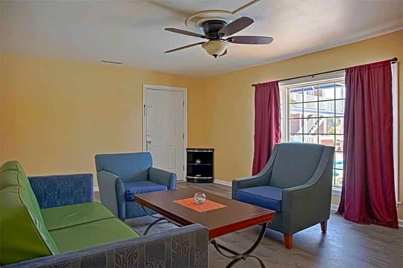 Colonial Inn Motel image