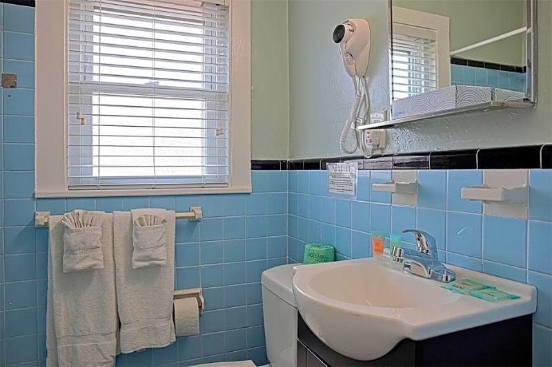 Colonial Inn Motel image