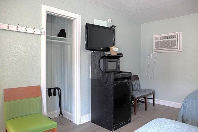 Colonial Inn Motel image
