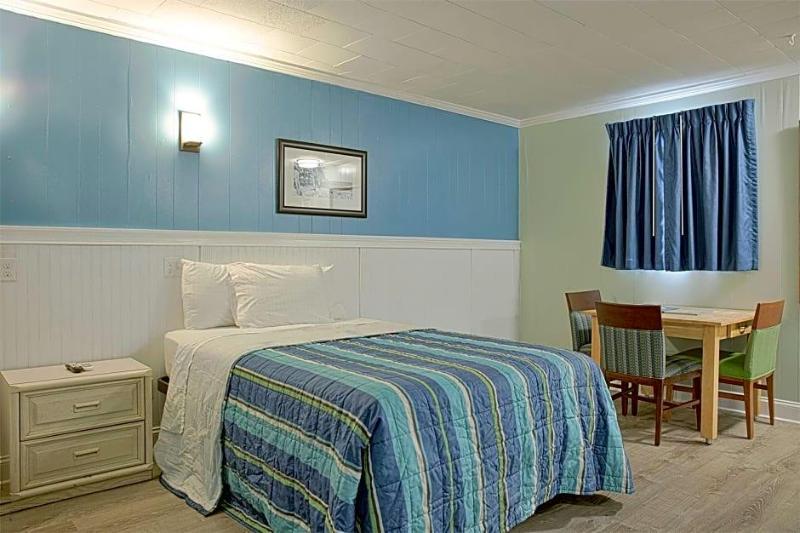 Colonial Inn Motel image