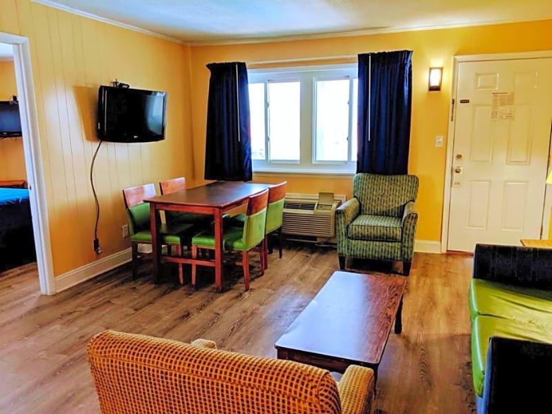 Colonial Inn Motel image