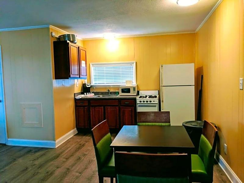 Colonial Inn Motel image