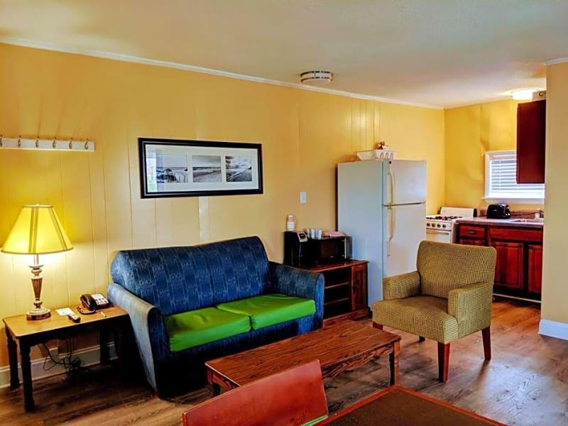 Colonial Inn Motel image