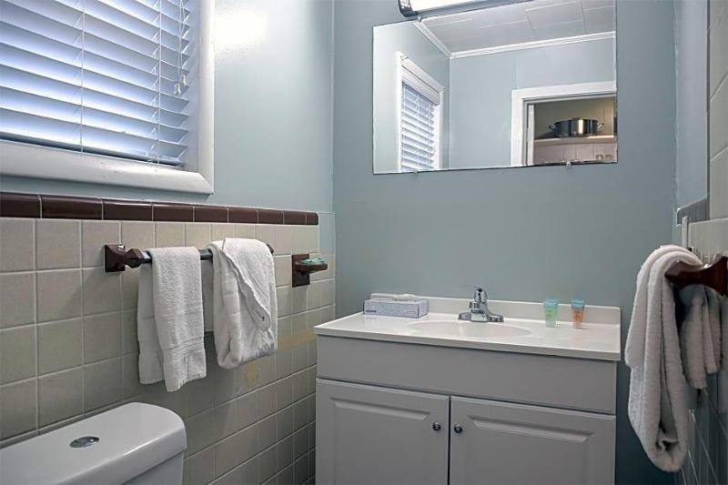 Colonial Inn Motel image