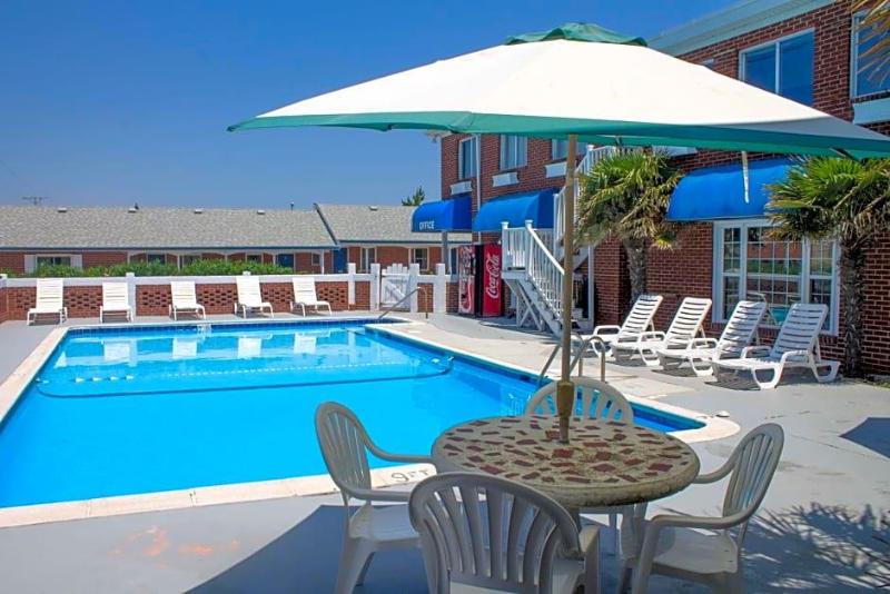 Colonial Inn Motel image