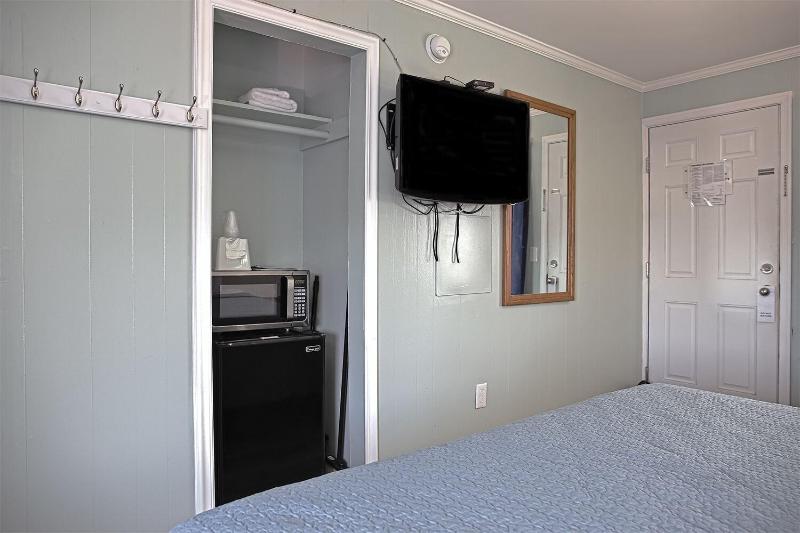 Colonial Inn Motel image