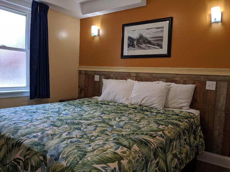 Colonial Inn Motel image