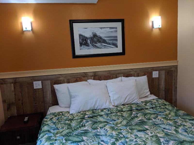 Colonial Inn Motel image