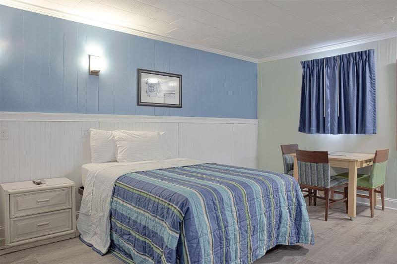 Colonial Inn Motel image
