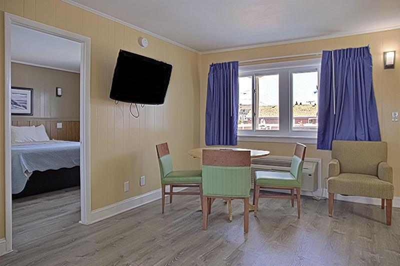 Colonial Inn Motel image