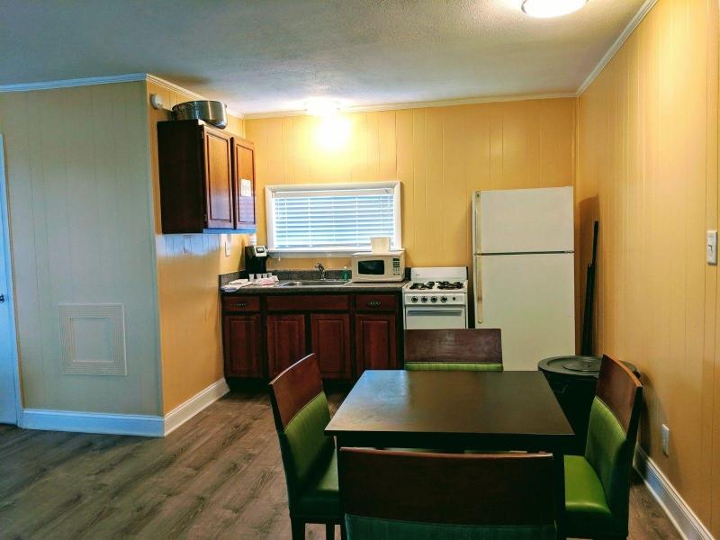 Colonial Inn Motel image
