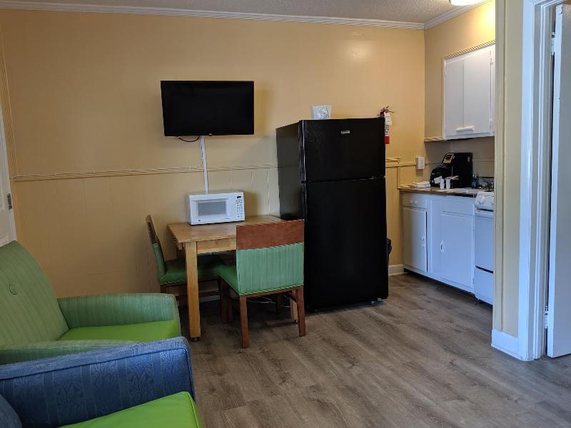 Colonial Inn Motel image