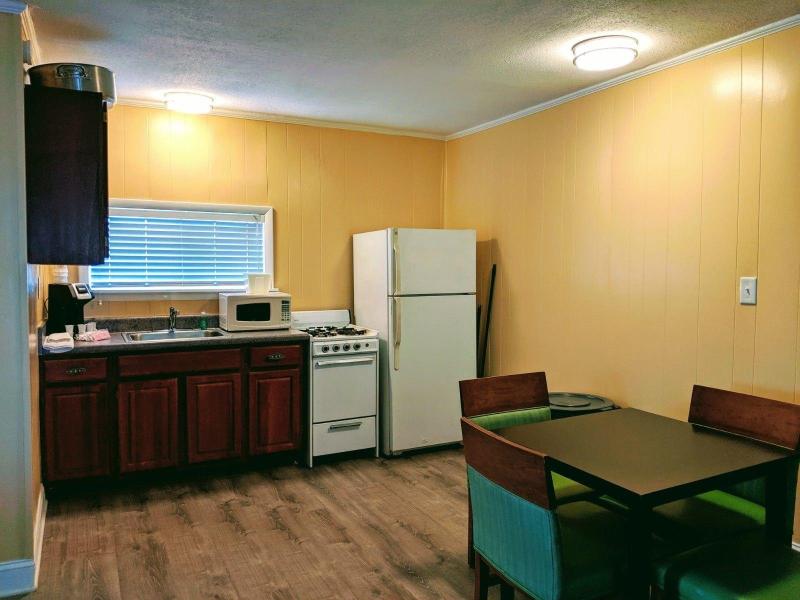 Colonial Inn Motel image