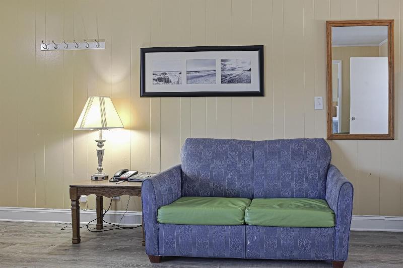 Colonial Inn Motel image