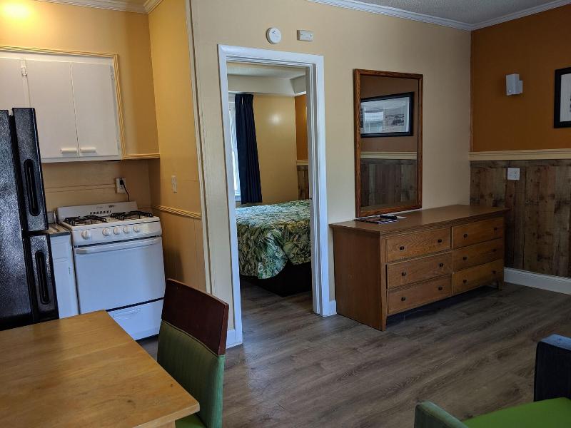 Colonial Inn Motel image