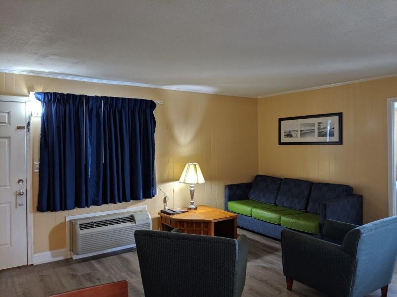 Colonial Inn Motel image