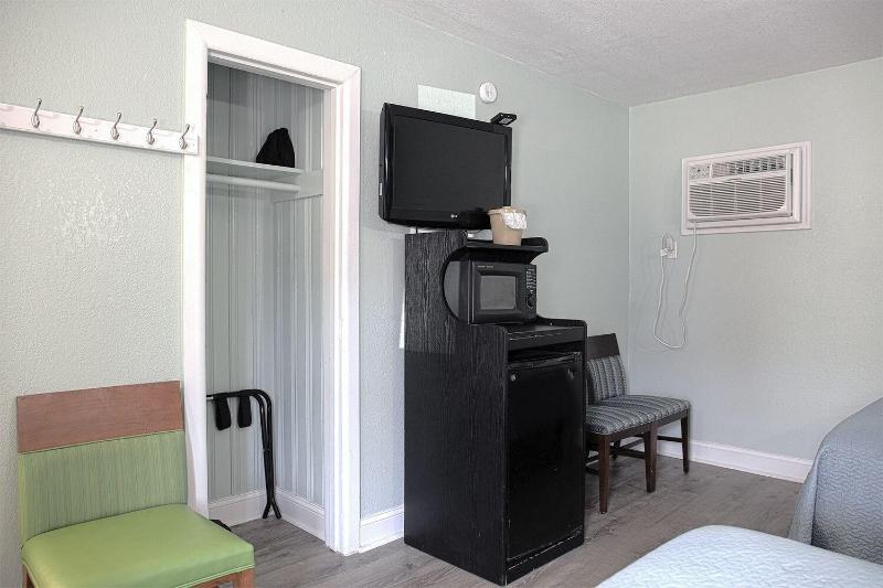 Colonial Inn Motel image