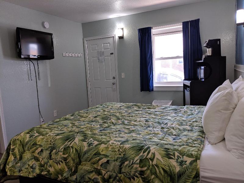 Colonial Inn Motel image