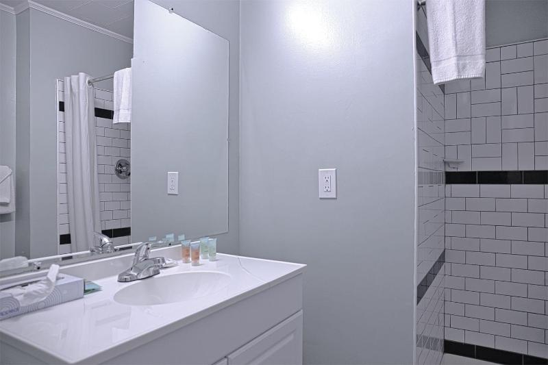 Colonial Inn Motel image