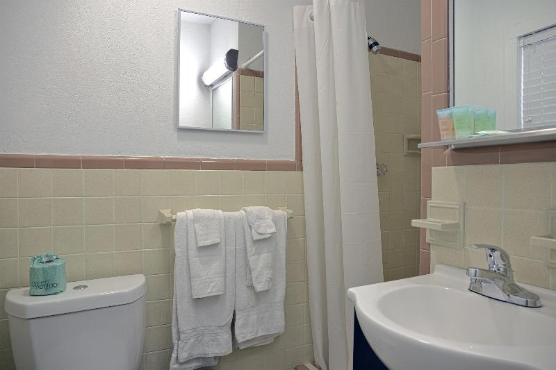 Colonial Inn Motel image