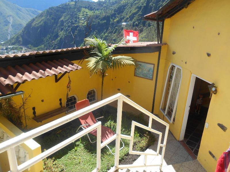 La Casa Amarilla image