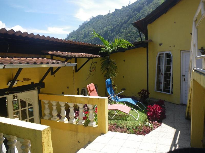 La Casa Amarilla image