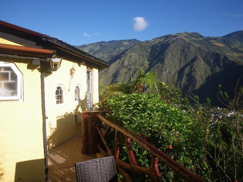 La Casa Amarilla image