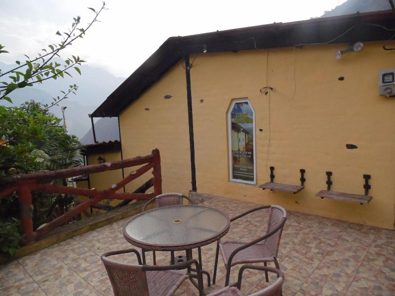 La Casa Amarilla image