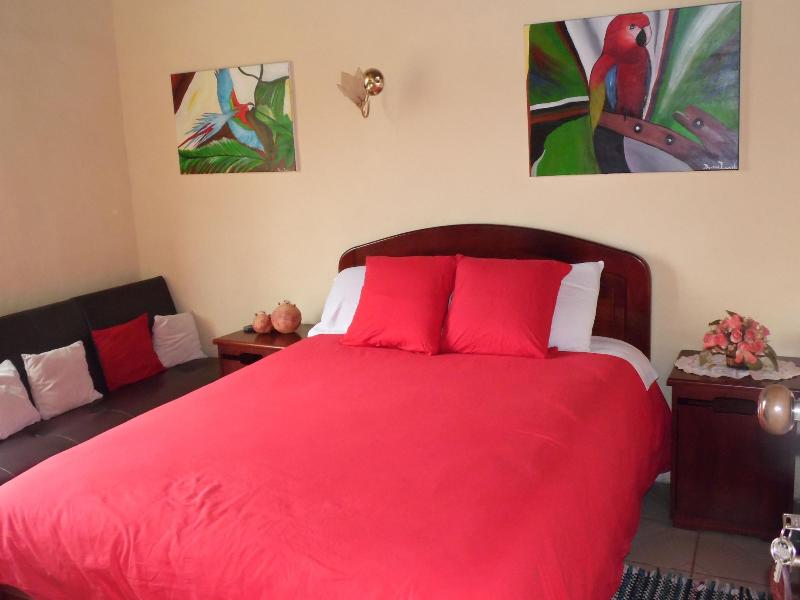 La Casa Amarilla image