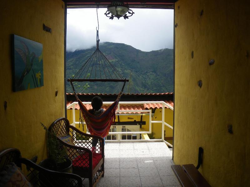 La Casa Amarilla image