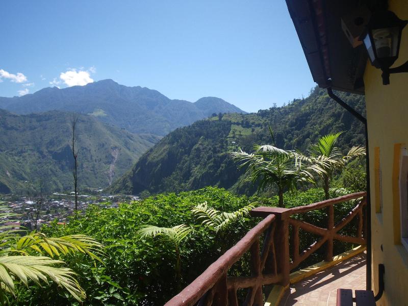 La Casa Amarilla image