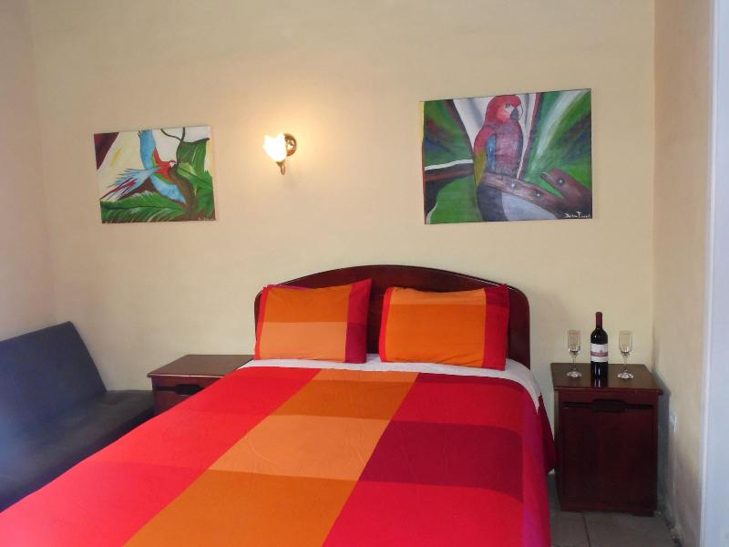 La Casa Amarilla image