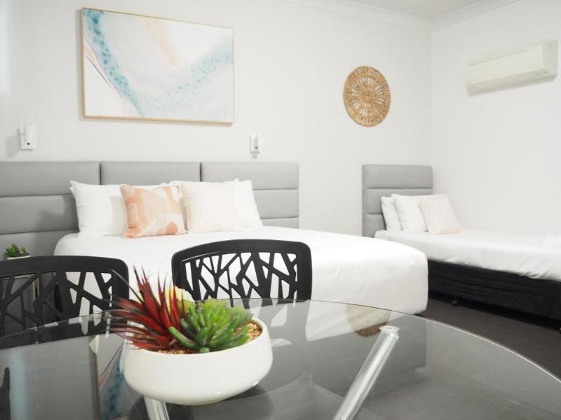 The Esplanade Motel image