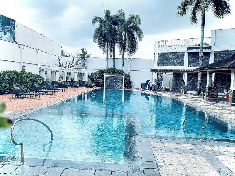 The Avenue Plaza Hotel image