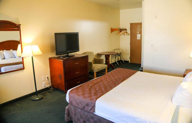 Budget Inn - Image 5