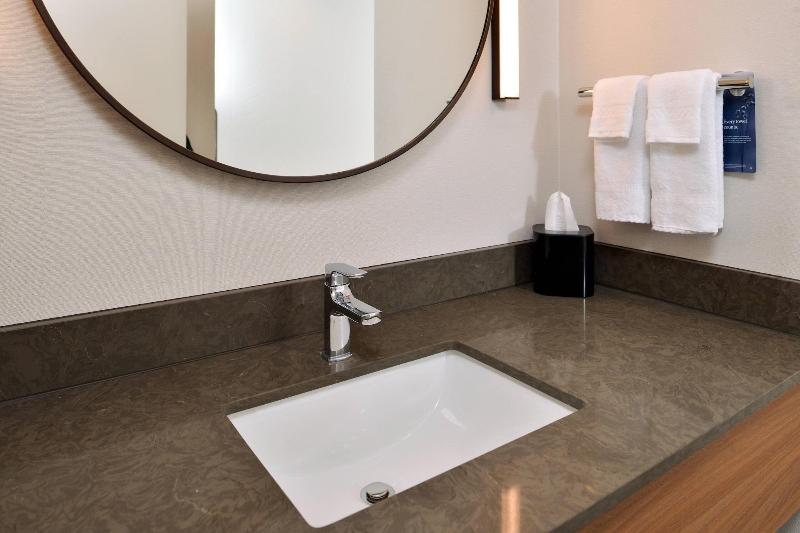 Fairfield Inn & Suites by Marriott Minneapolis Sha image