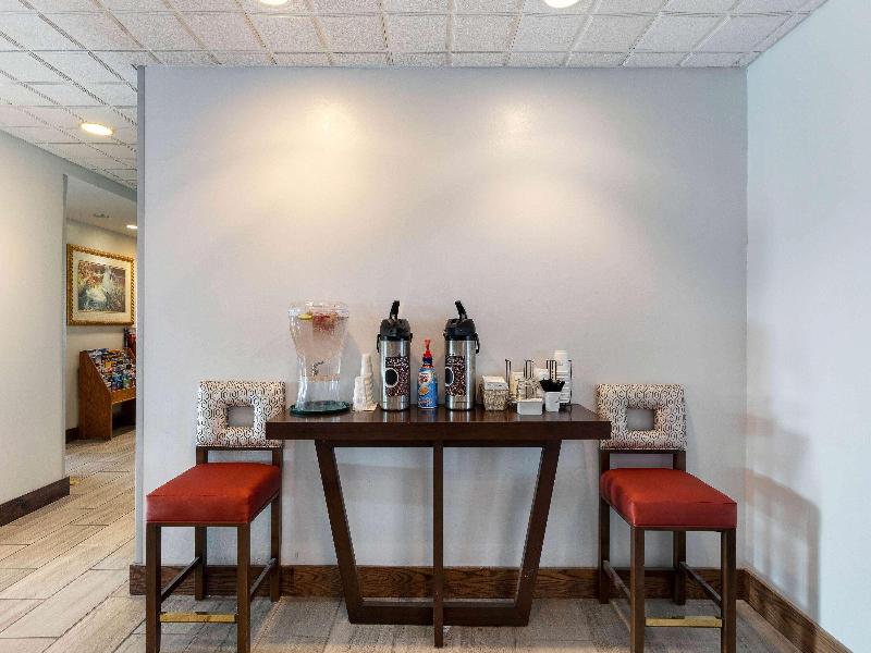 La Quinta Inn & Suites by Wyndham Omaha Airport