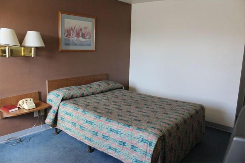 Travelers Inn image