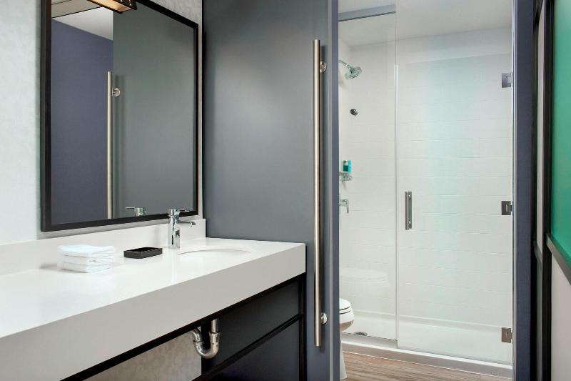 Aloft Mooresville image