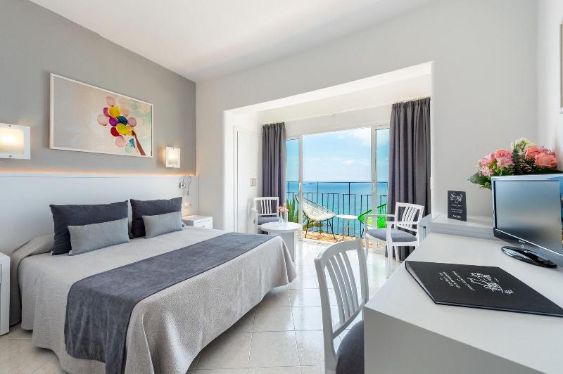 Hotel Cenit & Apts. Sol y Viento image